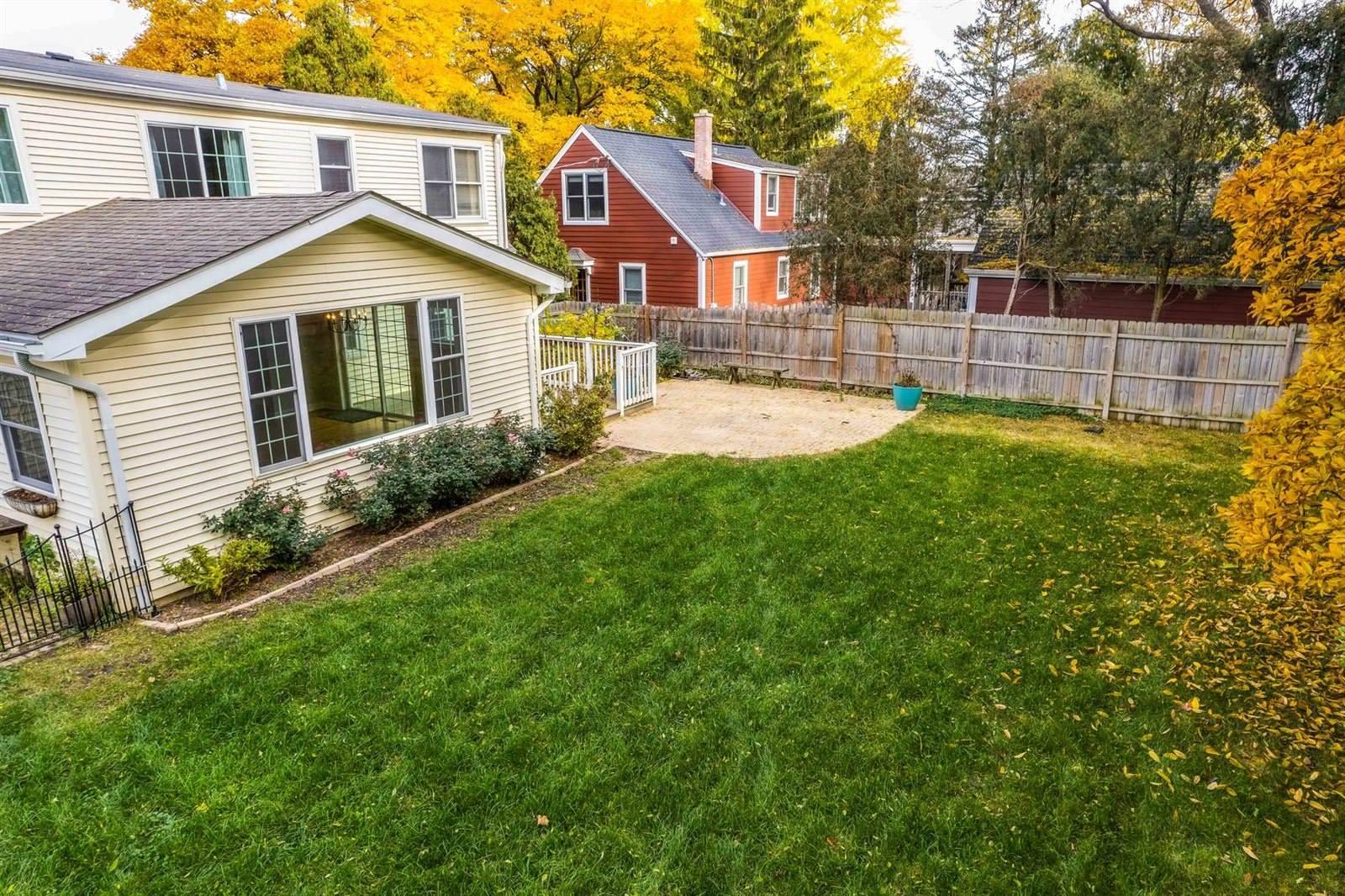 213 E. Ellis Ave., Libertyville, IL 60048