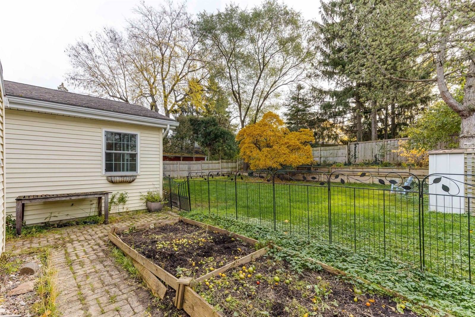 213 E. Ellis Ave., Libertyville, IL 60048