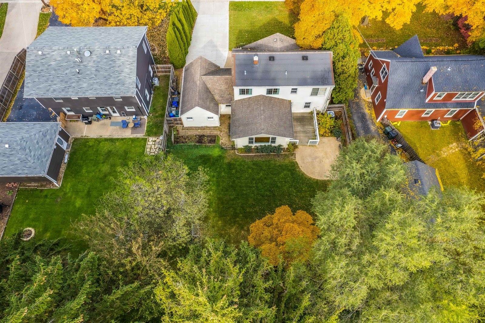 213 E. Ellis Ave., Libertyville, IL 60048