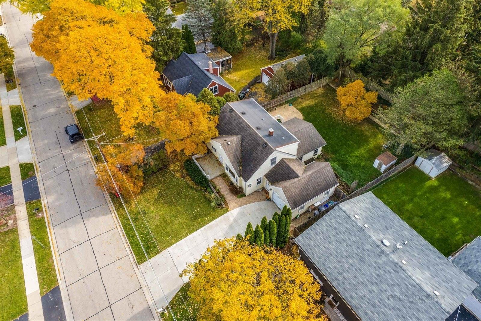 213 E. Ellis Ave., Libertyville, IL 60048