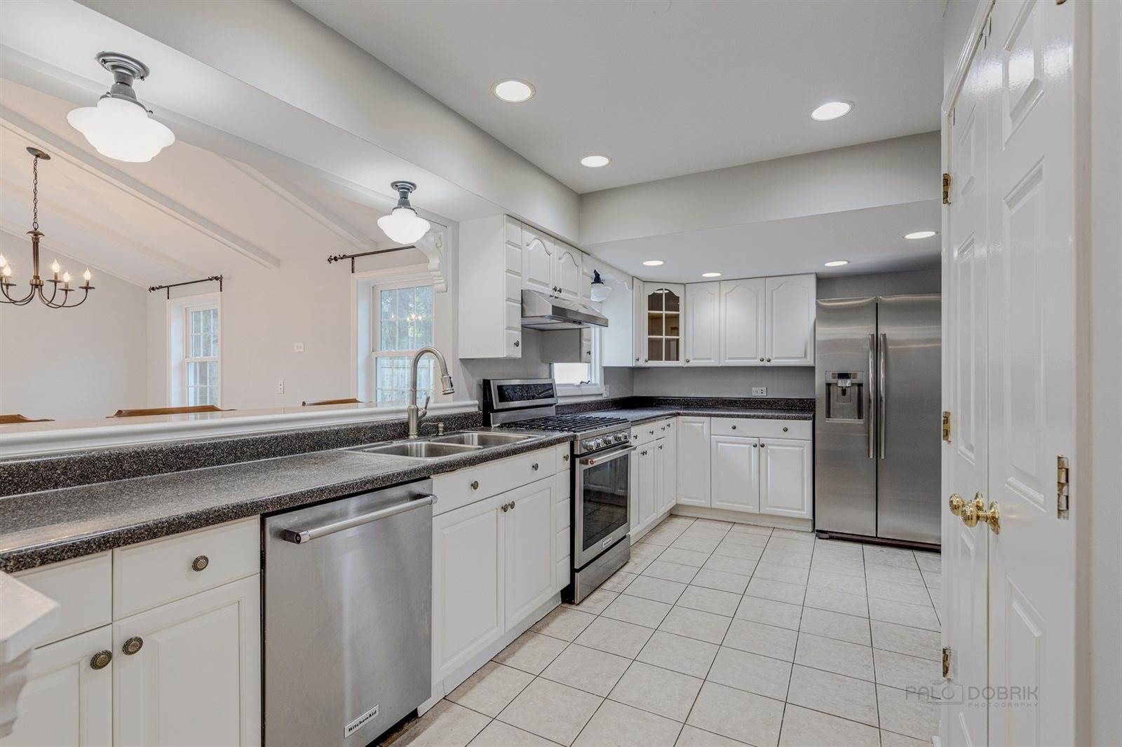 213 E. Ellis Ave., Libertyville, IL 60048