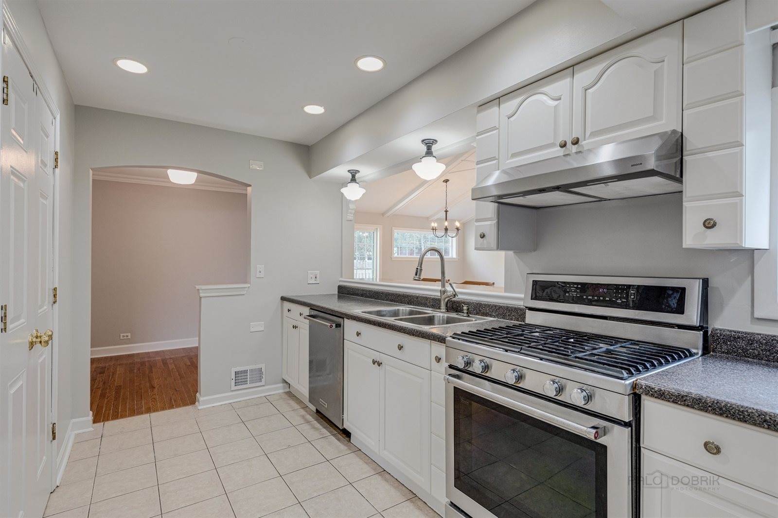 213 E. Ellis Ave., Libertyville, IL 60048