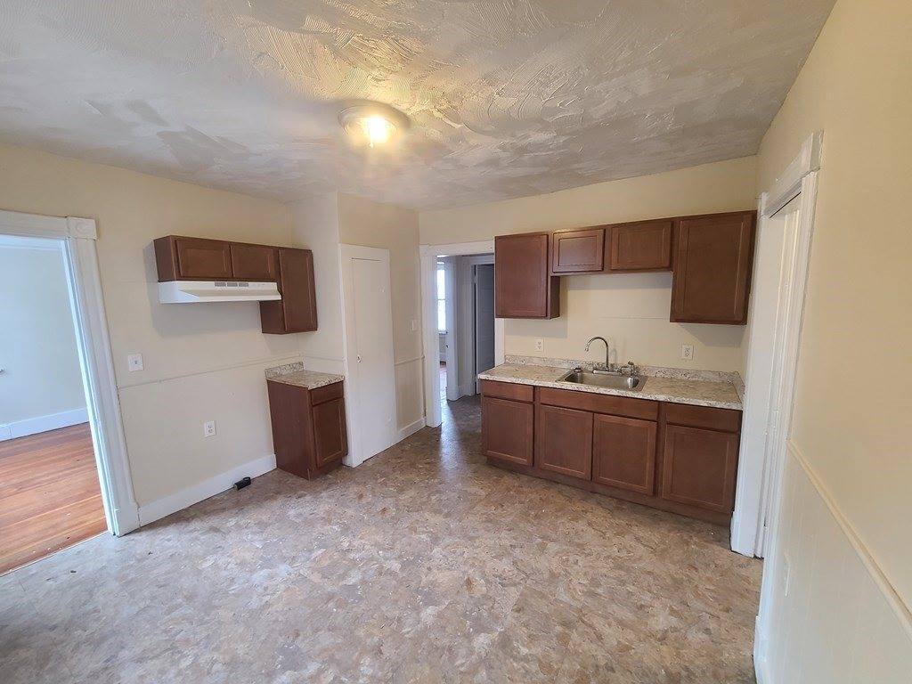 123-125 Ranney St, Springfield, MA 01108