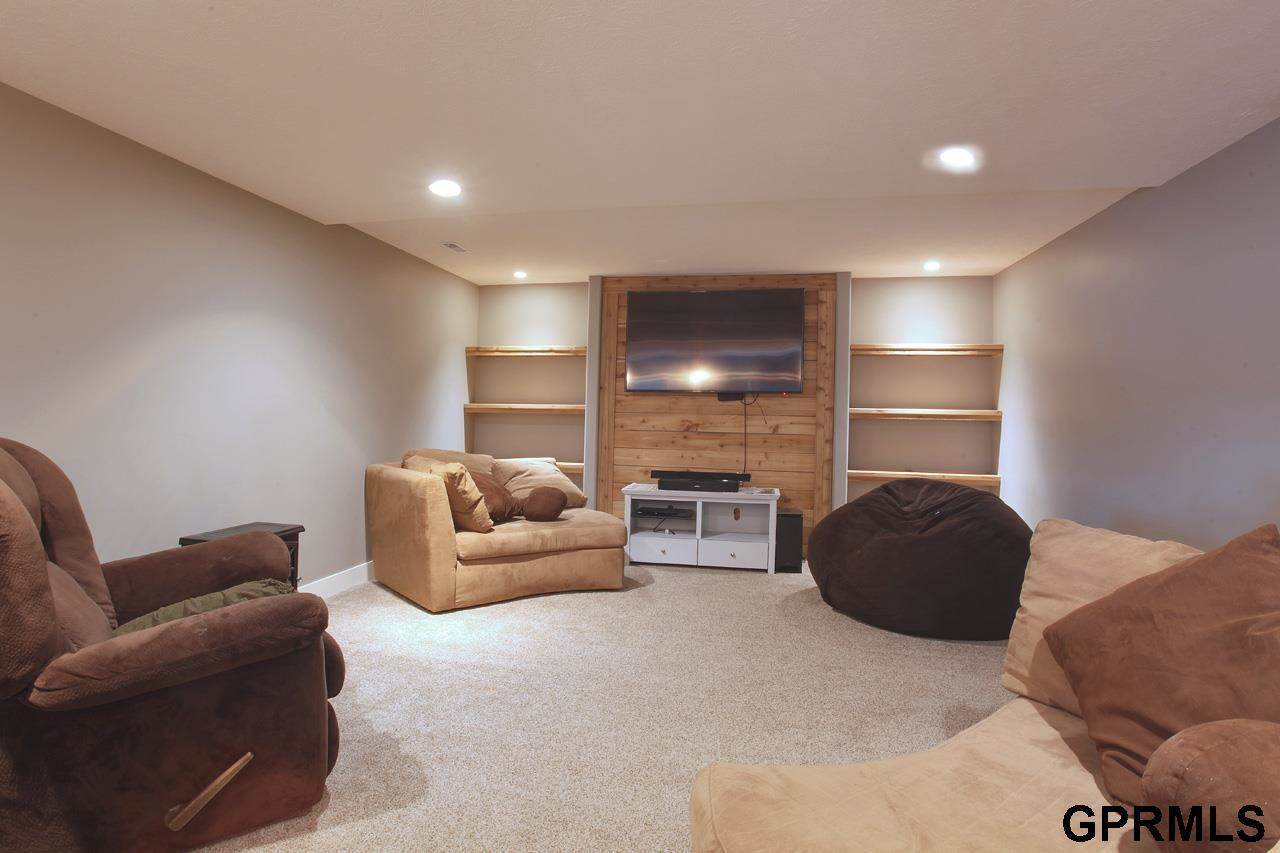 2542 N 137 Street, Omaha, NE 68164