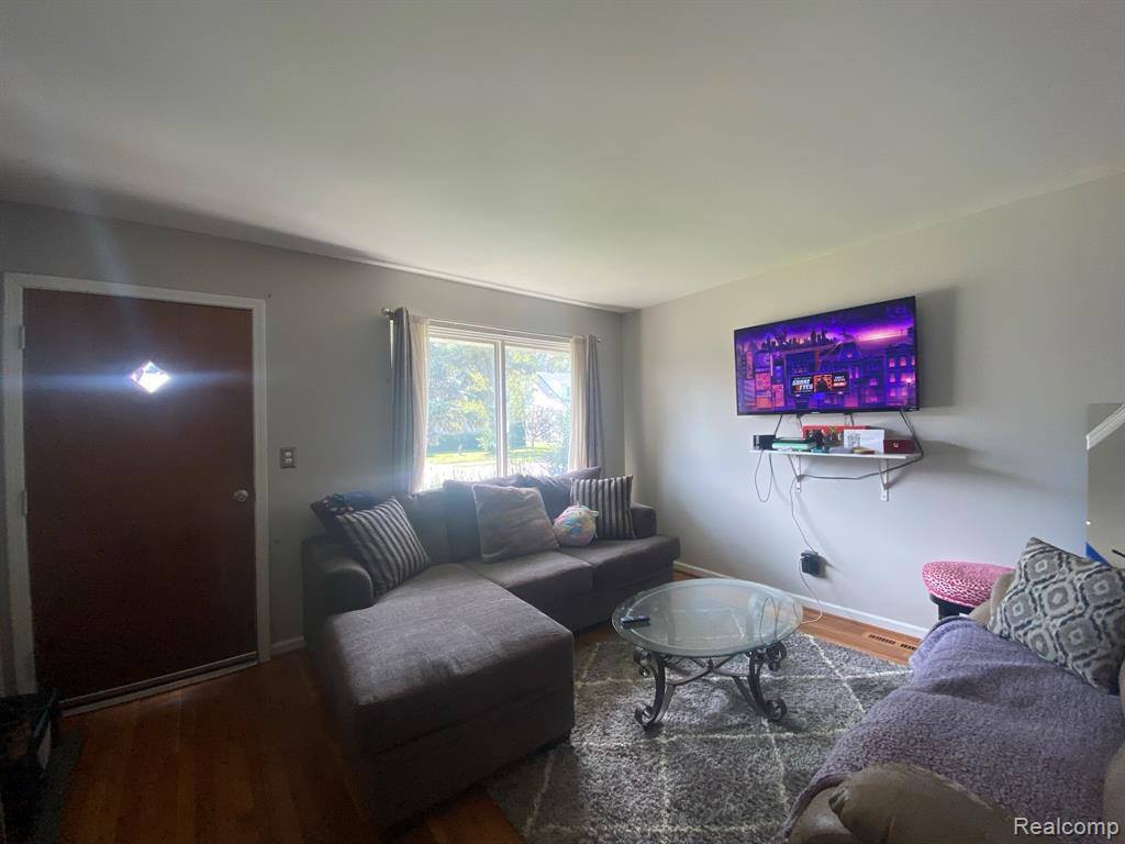22613 Lanse Street, Saint Clair Shores, MI 48081