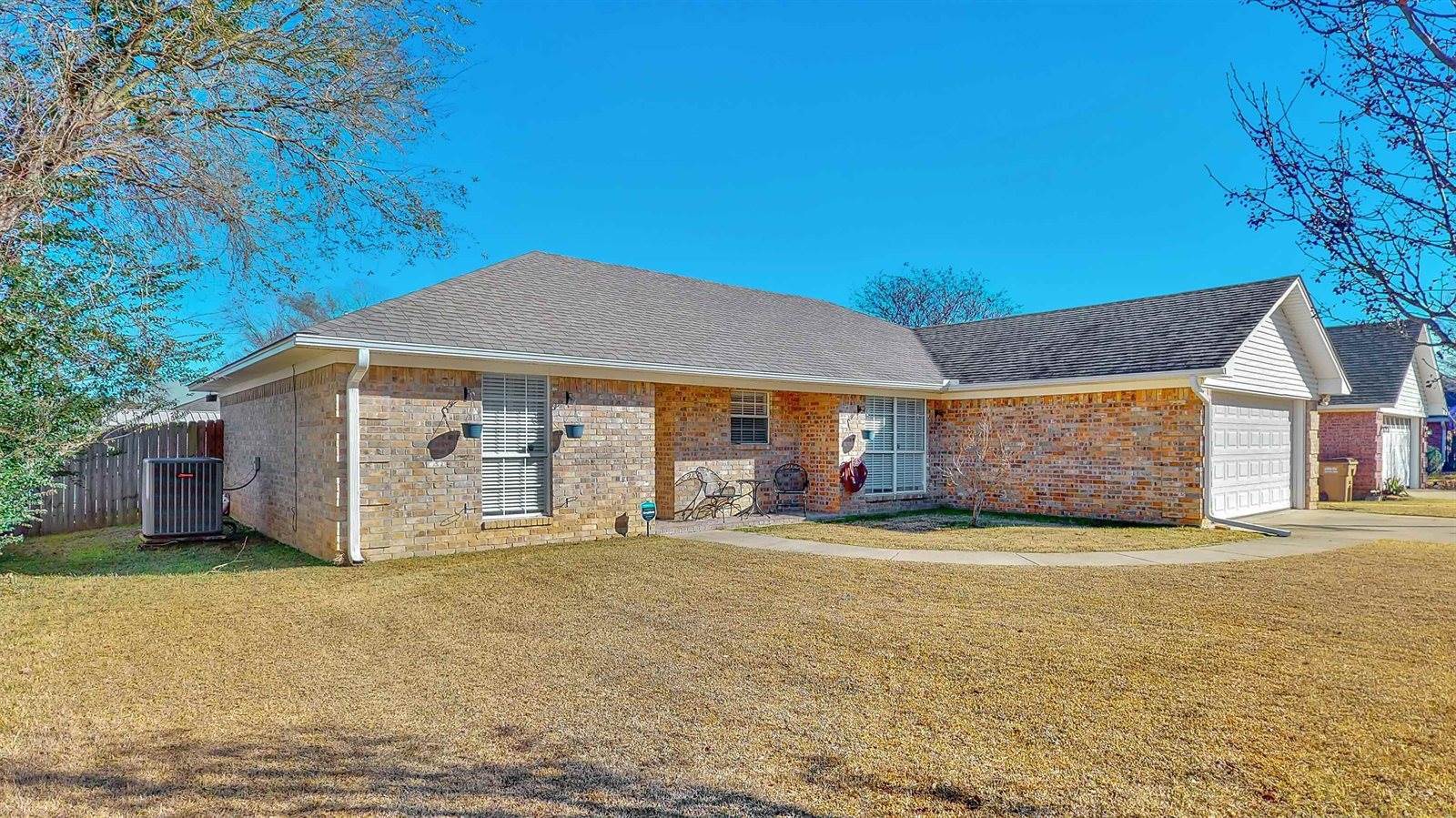 10 Lacey Dr, Hooks, TX 75561