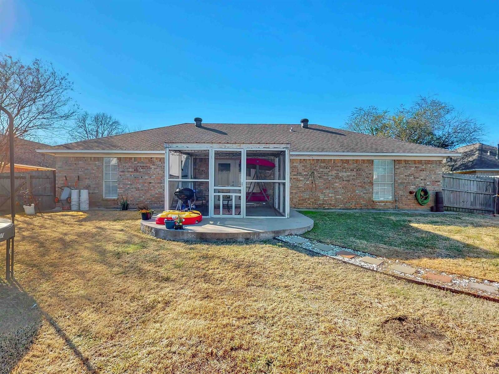 10 Lacey Dr, Hooks, TX 75561