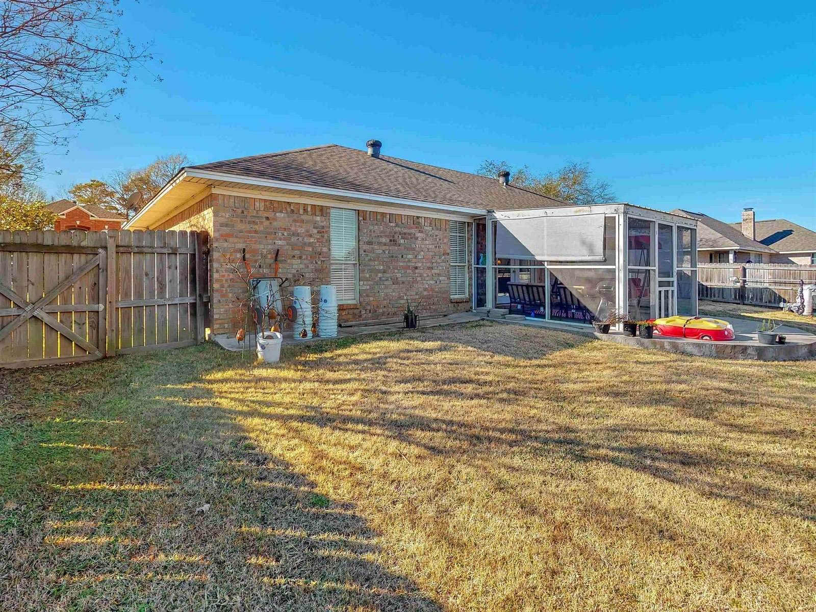 10 Lacey Dr, Hooks, TX 75561