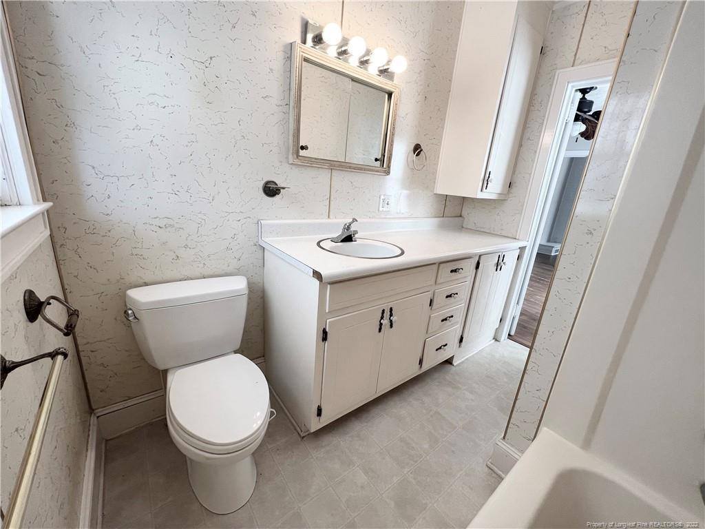 303 West Edinborough Avenue, Raeford, NC 28376