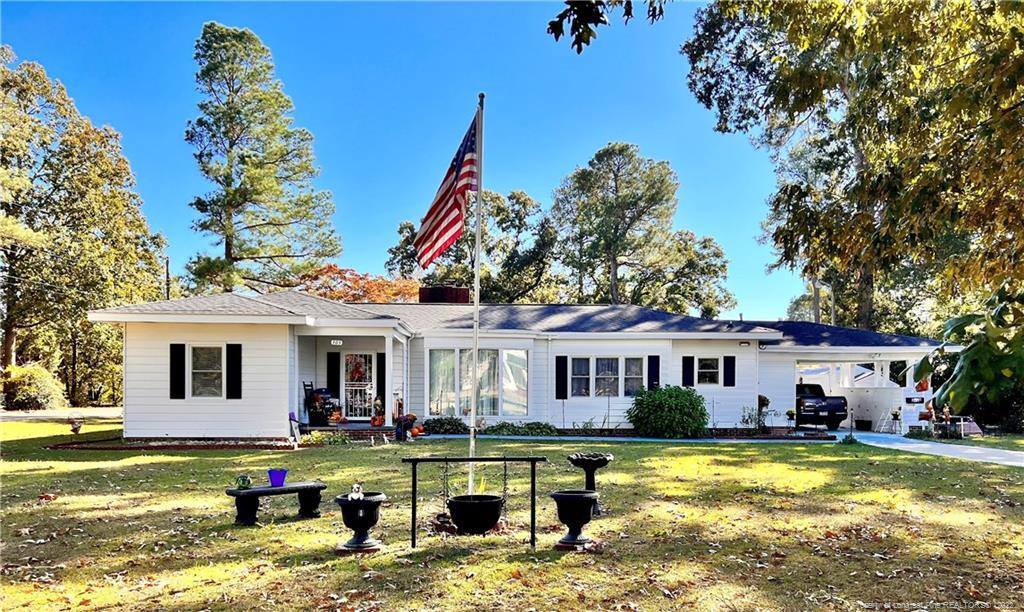 303 West Edinborough Avenue, Raeford, NC 28376