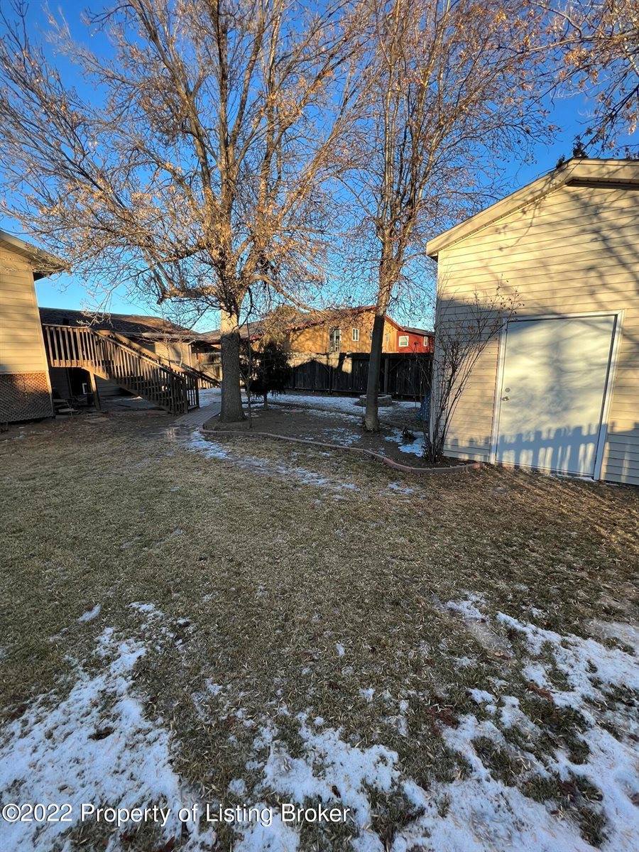 1067 7th Street West, Dickinson, ND 58601