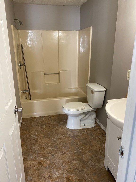 62 Rifle St, Springfield, MA 01105