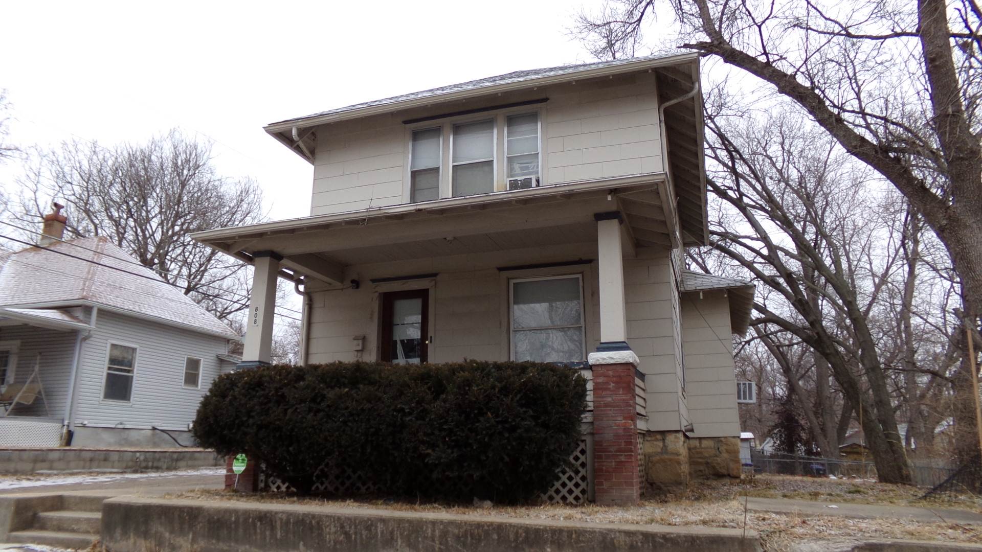 808 SW 3rd ST, Topeka, KS 66603