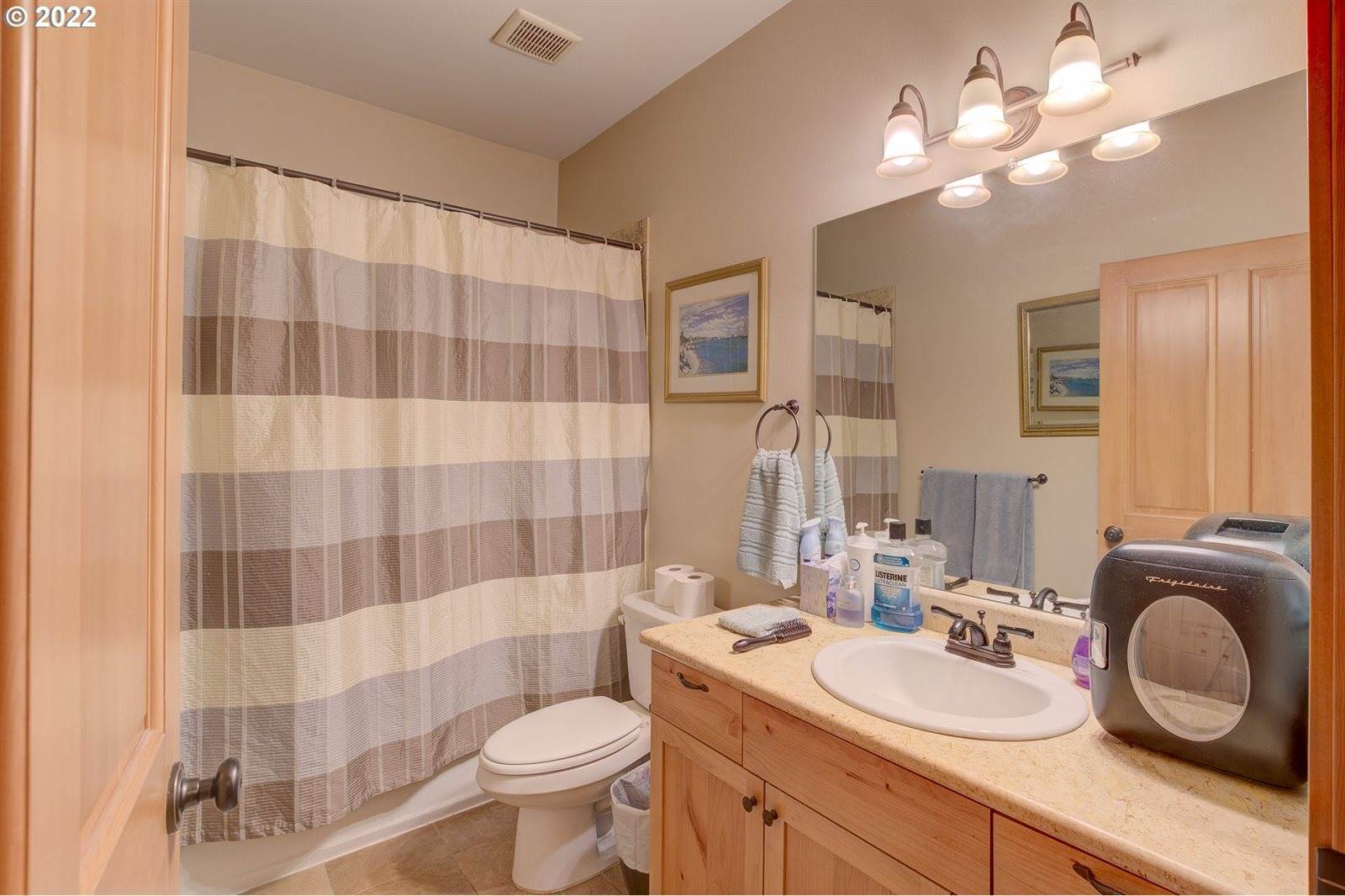 224 North Holladay Dr, Seaside, OR 97138