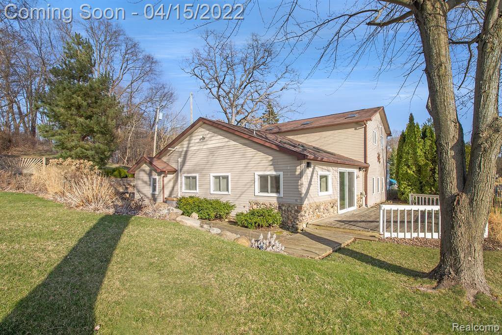 1615 Triangle Lake Road, Howell, MI 48843