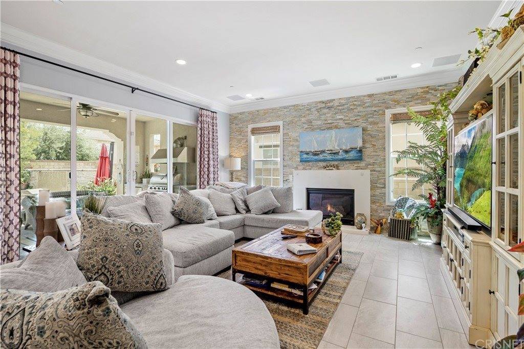 27672 Skylark Lane, Saugus, CA 91350