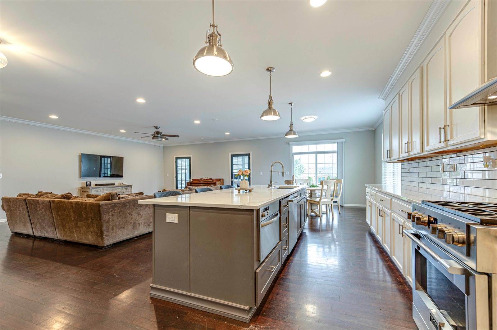 410 West Amberside Drive, Elgin, IL 60124