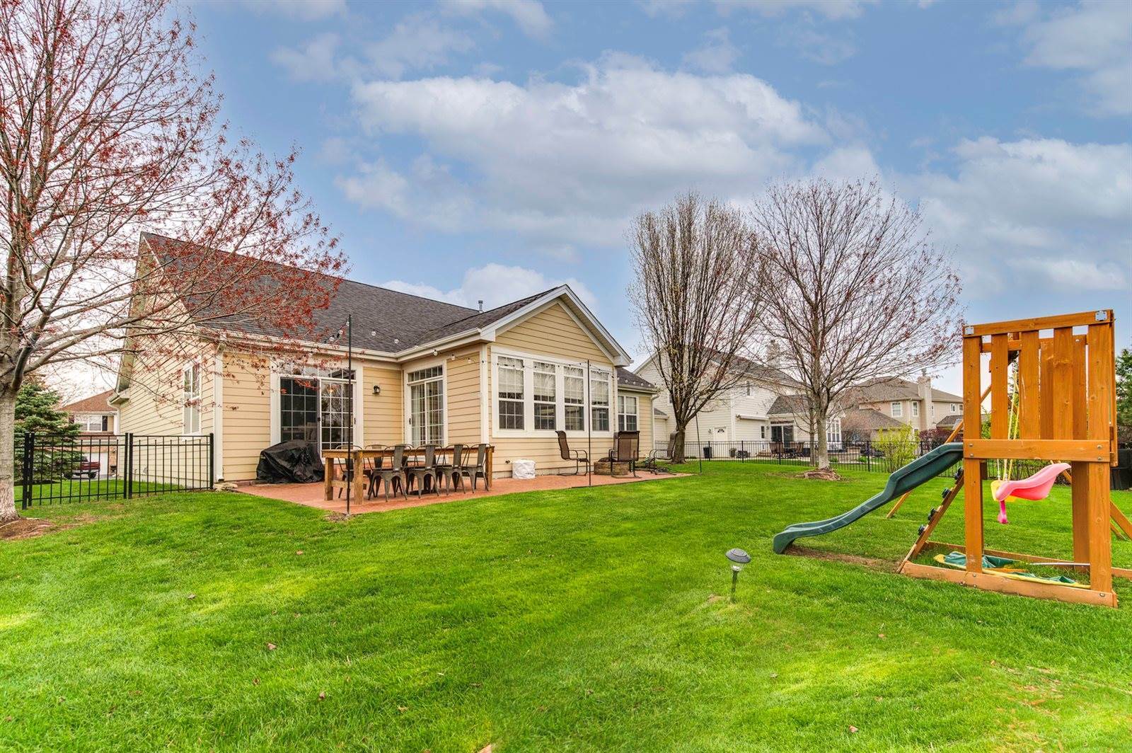 410 West Amberside Drive, Elgin, IL 60124