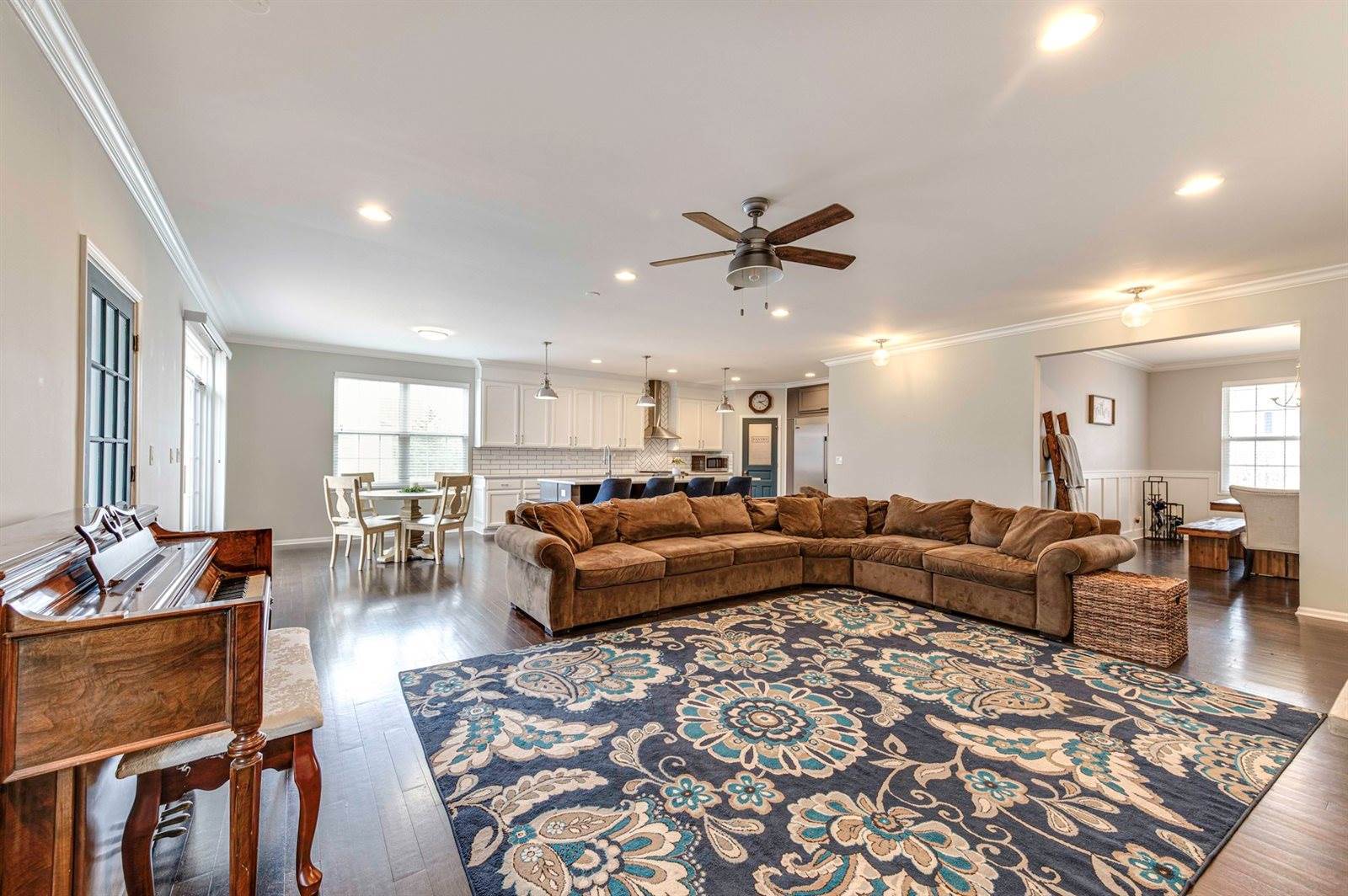 410 West Amberside Drive, Elgin, IL 60124