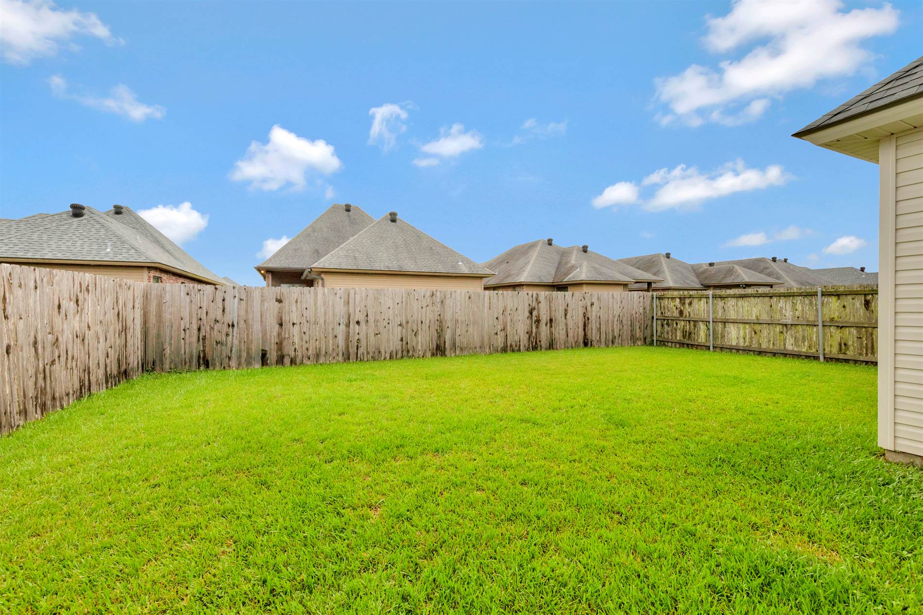 108 Meadowhollow Dr, Youngsville, LA 70592