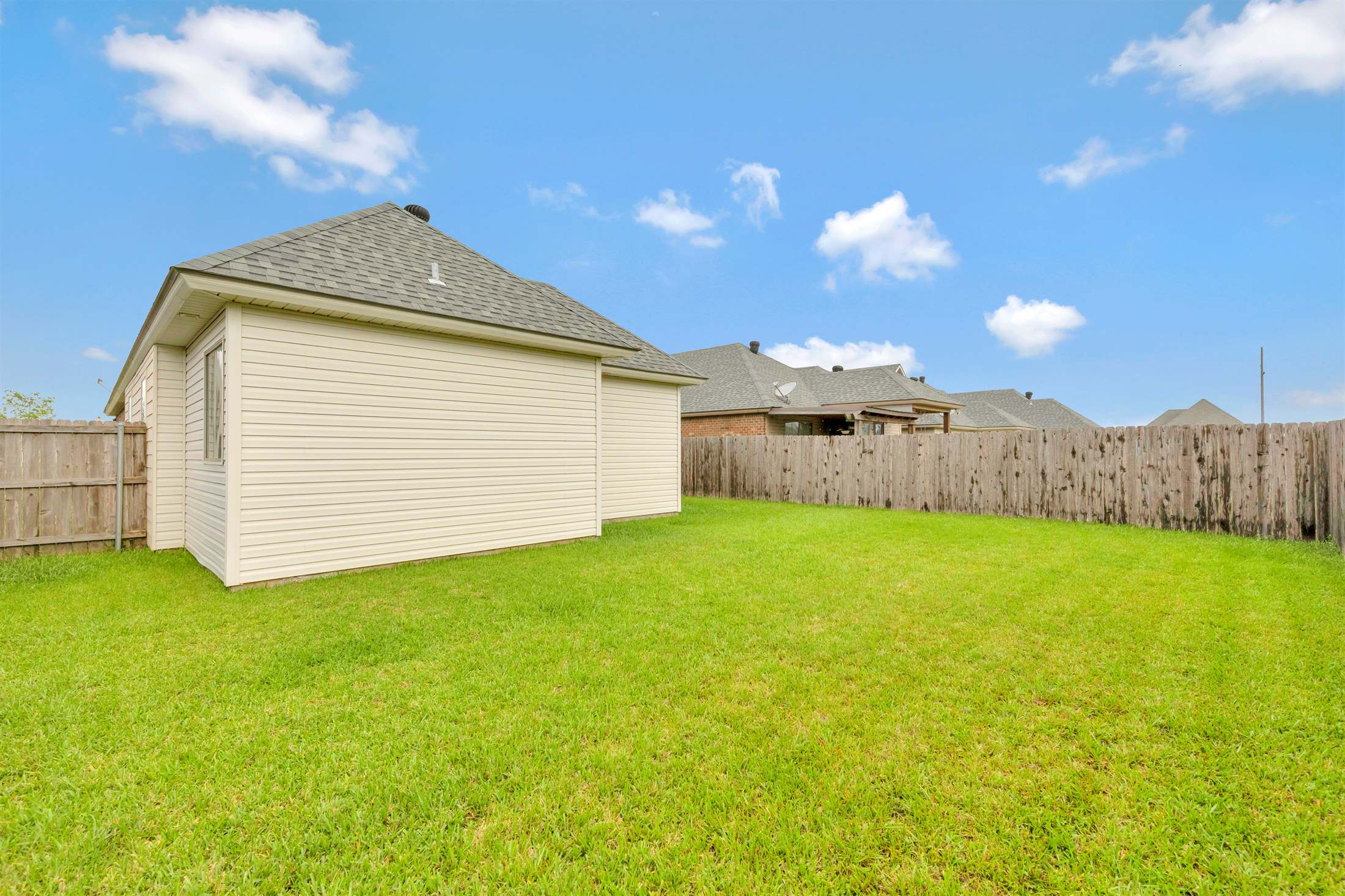 108 Meadowhollow Dr, Youngsville, LA 70592