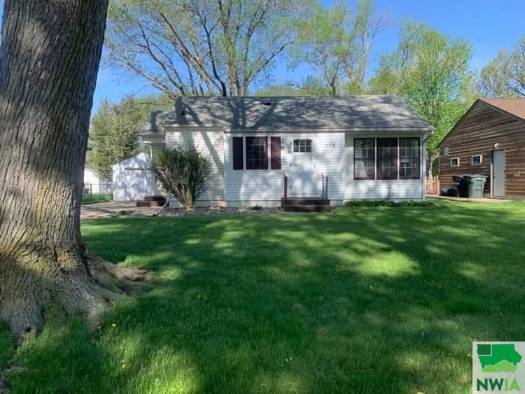 3229 Maplewood St, Sioux City, IA 51104