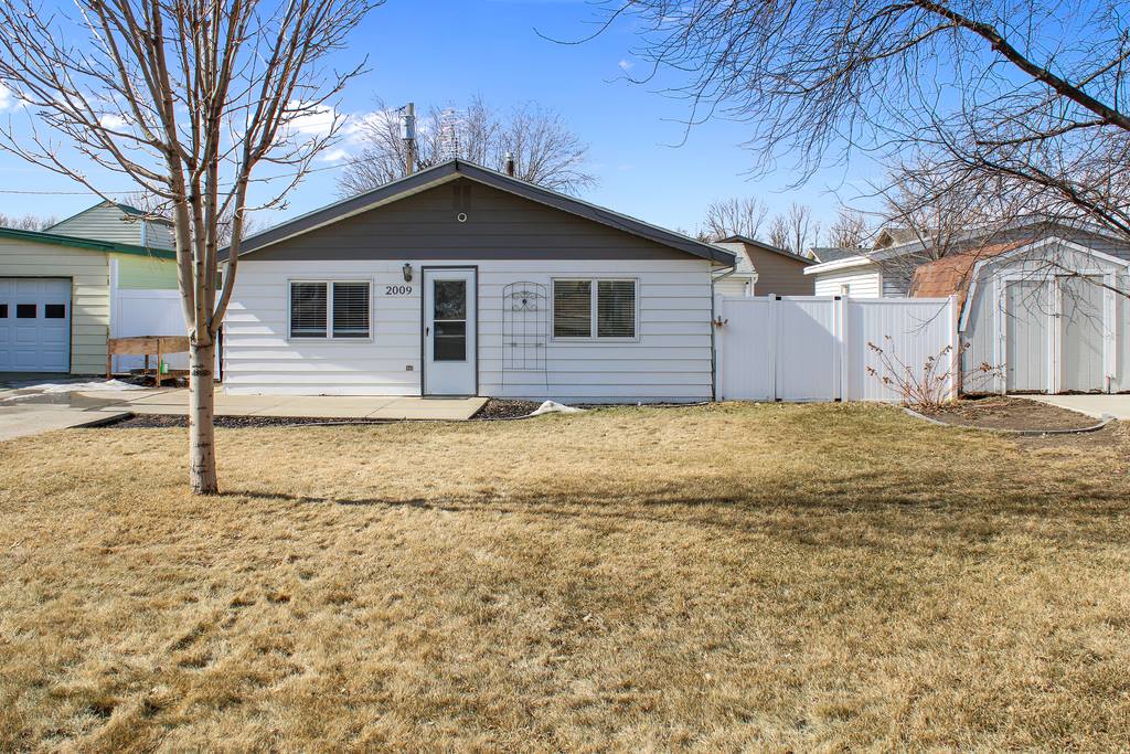 2009 University Ave, Williston, ND 58801