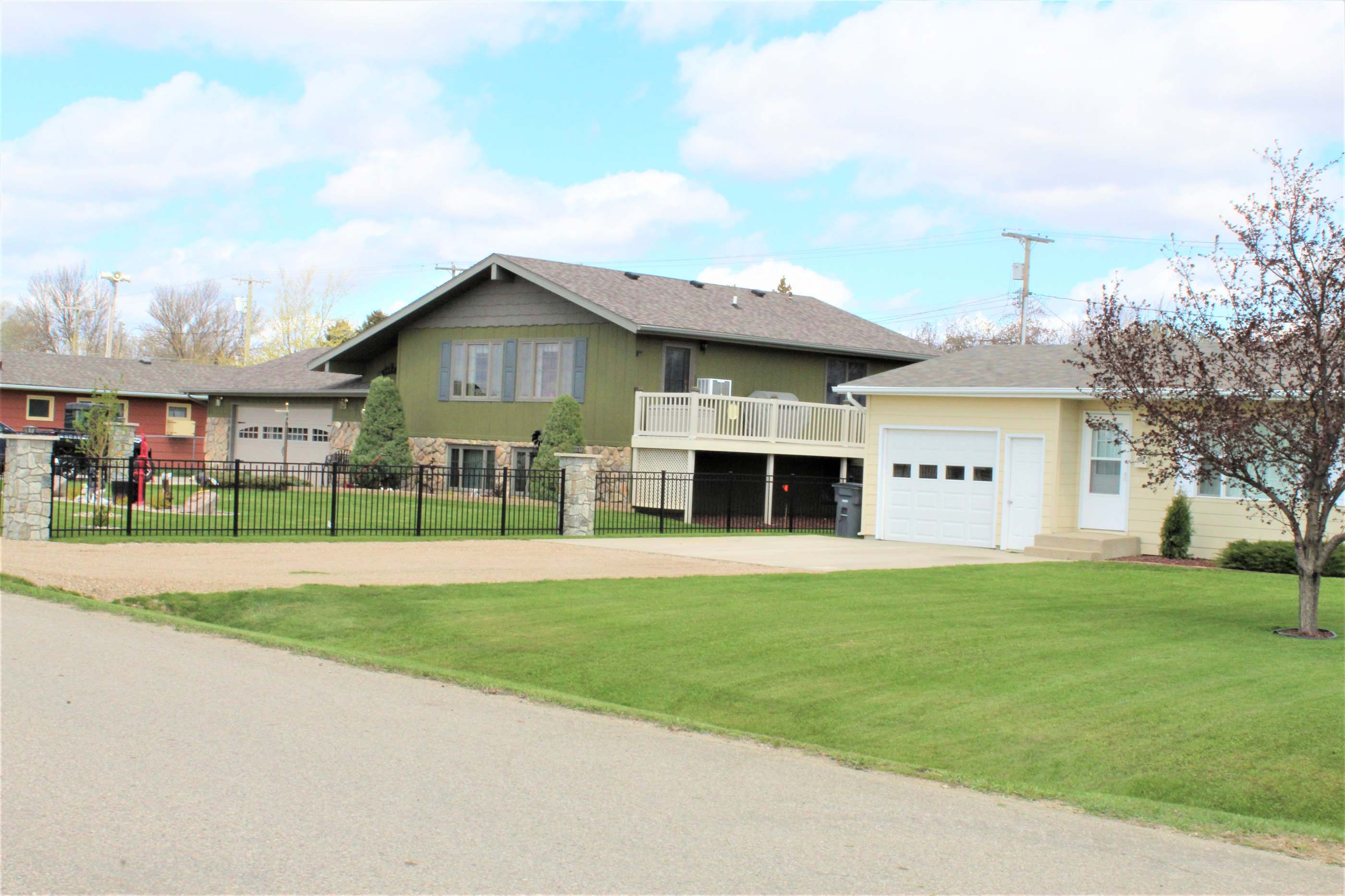 308 NE 2nd St, Surrey, ND 58785