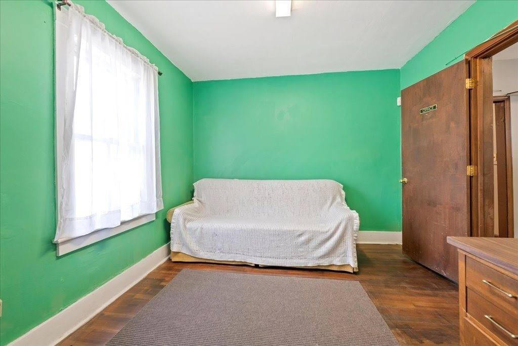 27 Pulaski, Ware, MA 01082
