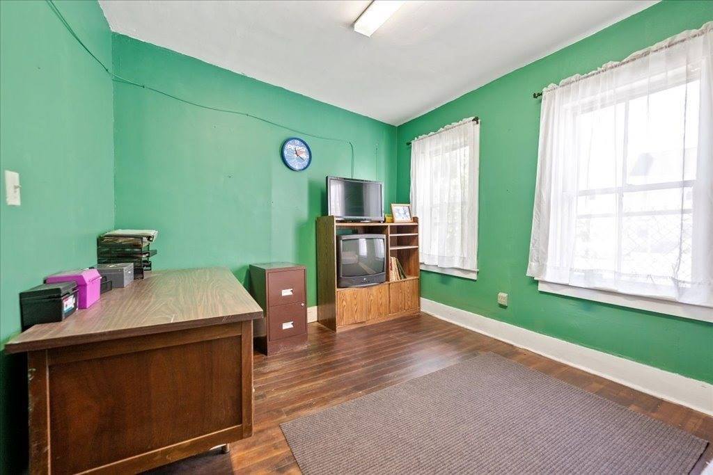 27 Pulaski, Ware, MA 01082