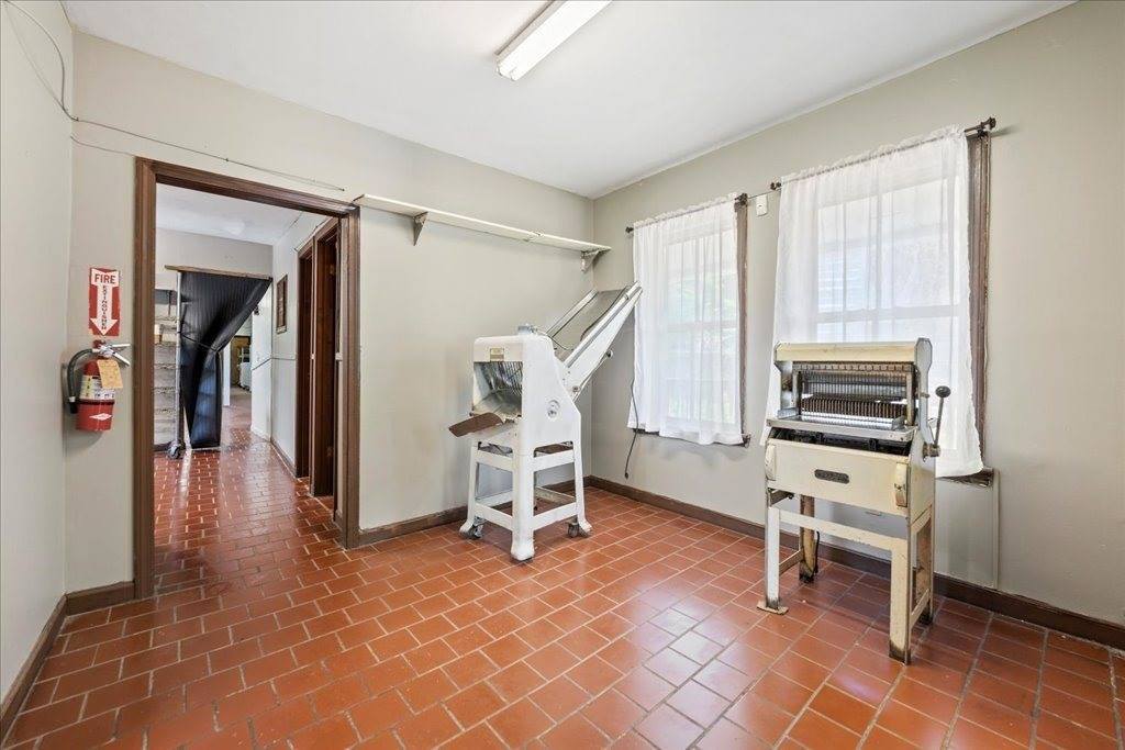 27 Pulaski, Ware, MA 01082