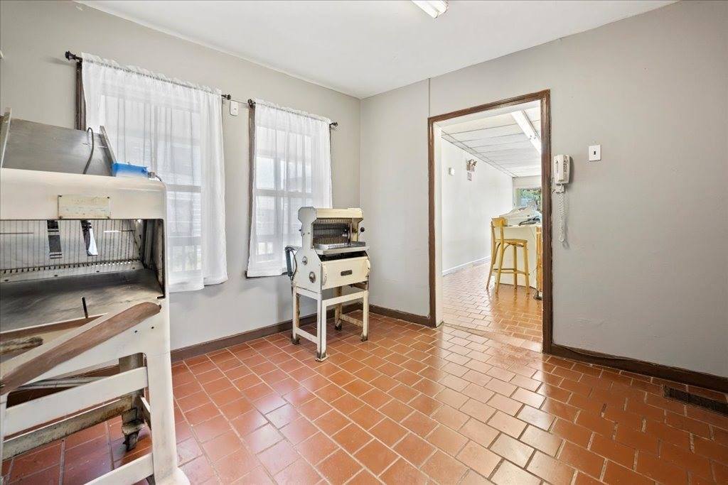 27 Pulaski, Ware, MA 01082