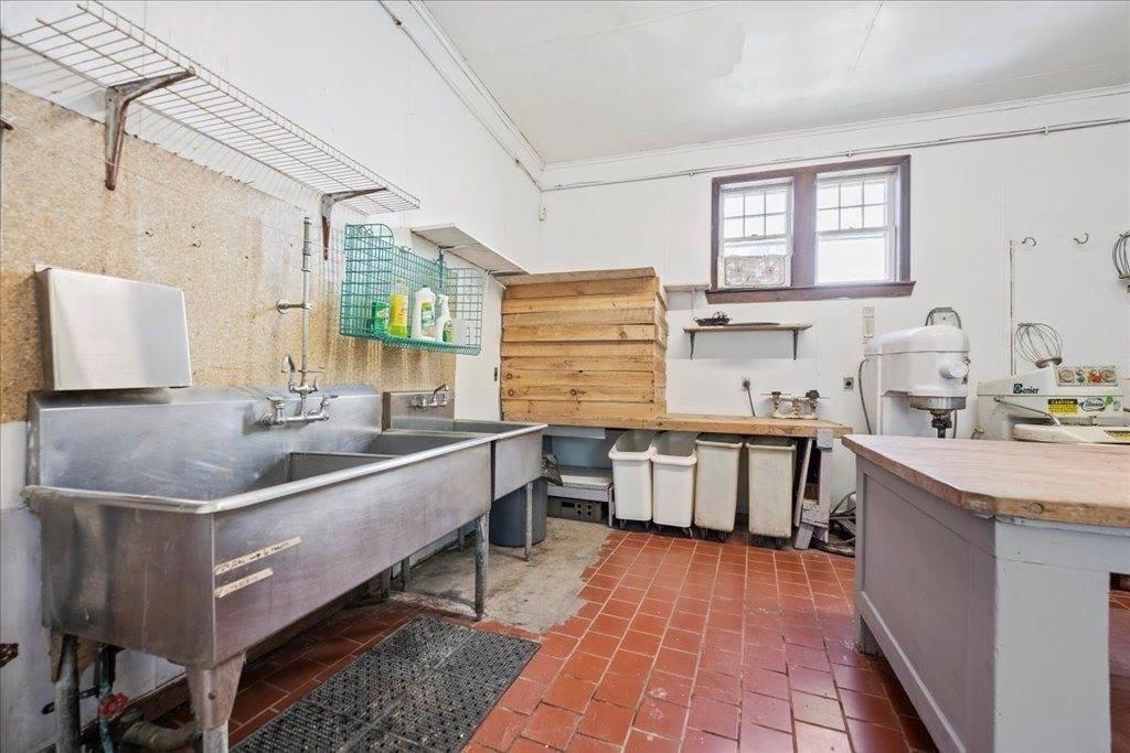 27 Pulaski, Ware, MA 01082