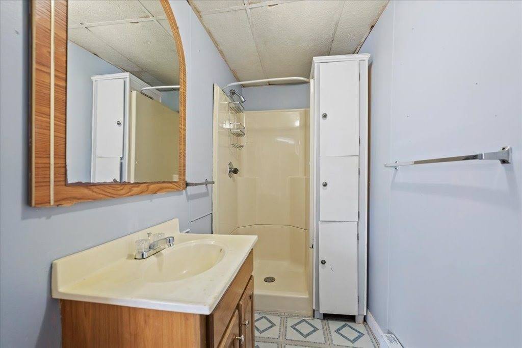 27 Pulaski, Ware, MA 01082