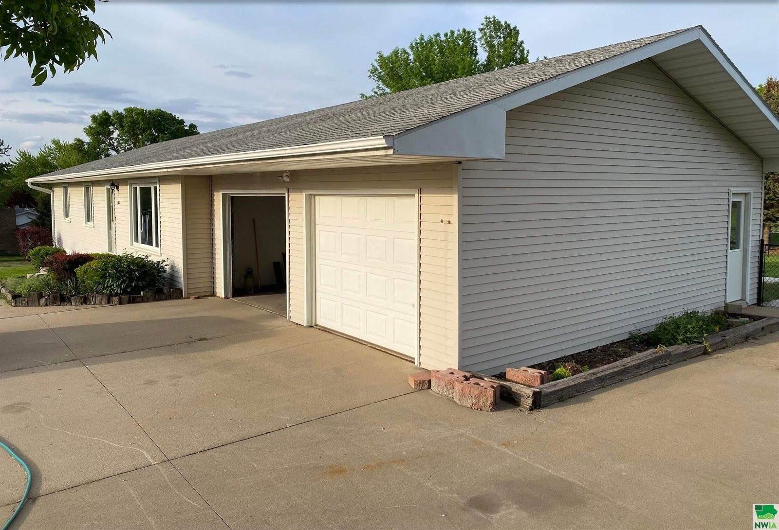 900 Country Club Dr., Akron, IA 51001