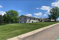 900 Country Club Dr., Akron, IA 51001