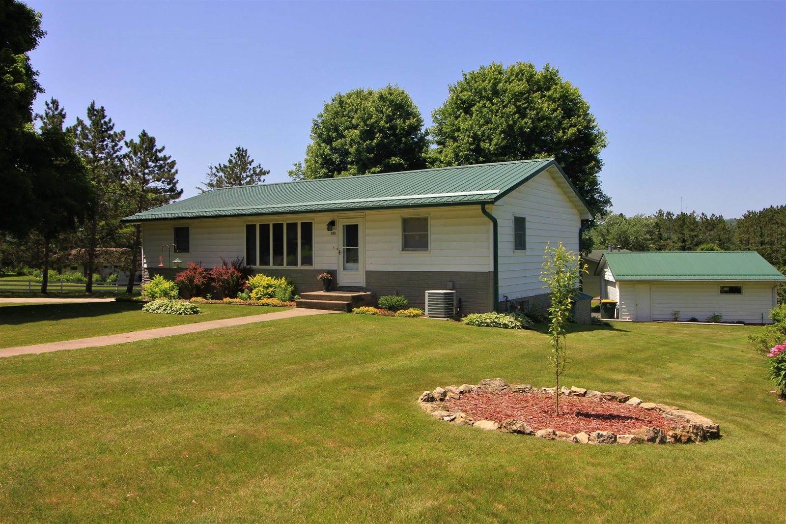 707 Mulberry St, Gays Mills, WI 54631