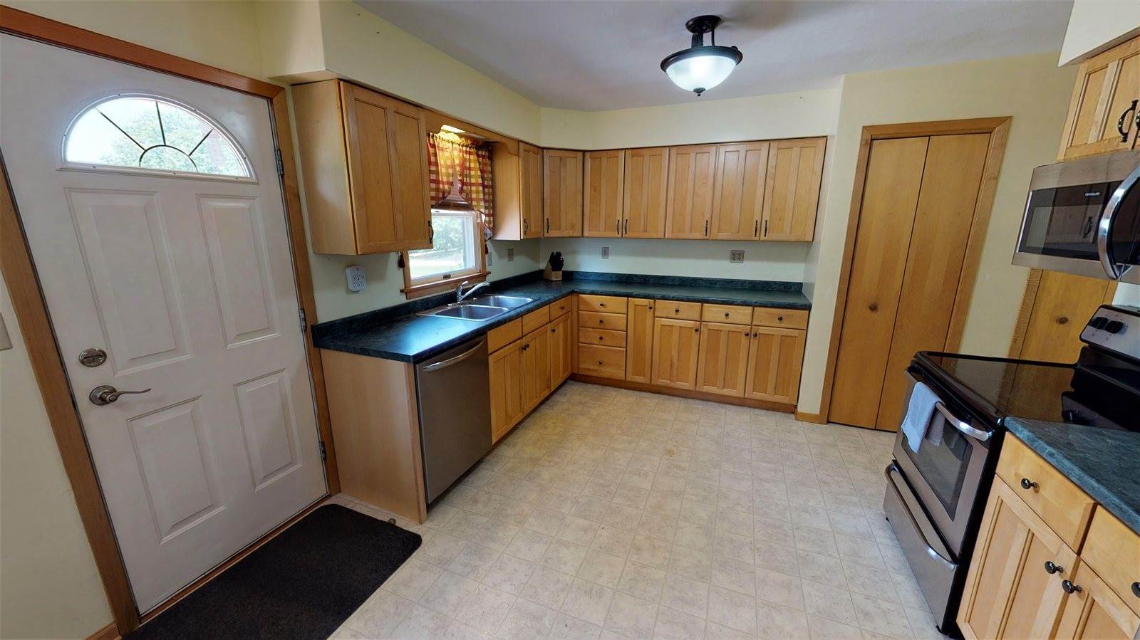 707 Mulberry St, Gays Mills, WI 54631