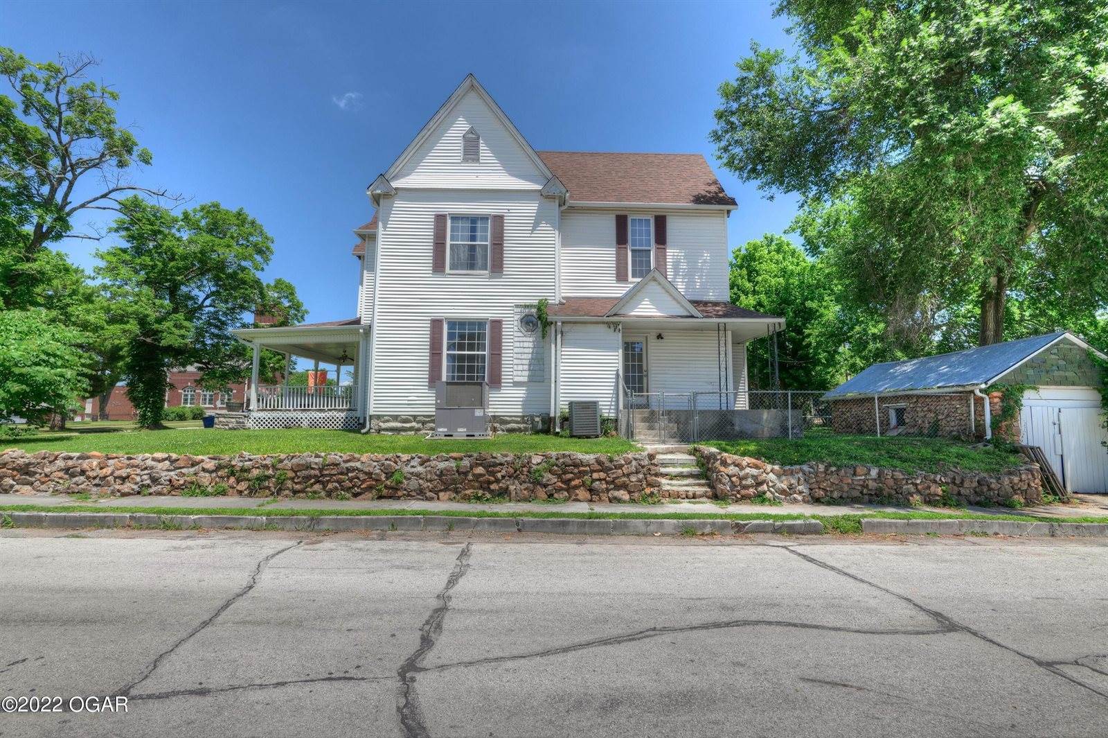 214 West Chestnut Street, Carthage, MO 64836