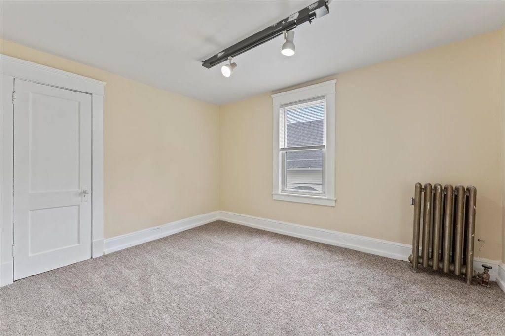 9 Shamrock St, Springfield, MA 01108