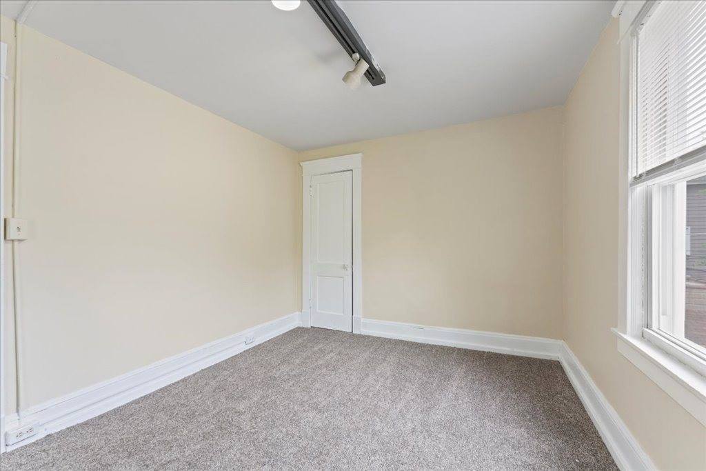 9 Shamrock St, Springfield, MA 01108
