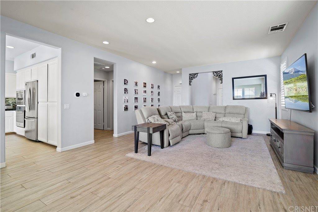 28425 Stansfield Lane, Saugus, CA 91350