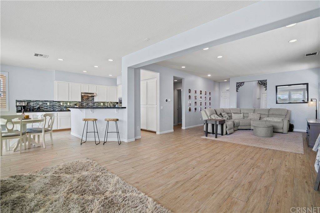 28425 Stansfield Lane, Saugus, CA 91350