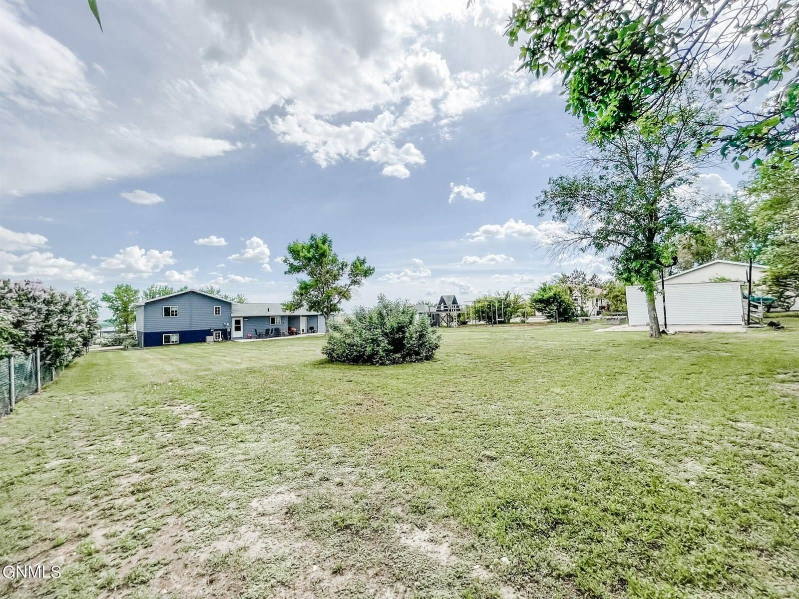 13927 Town & Country South Ct, Williston, ND 58801