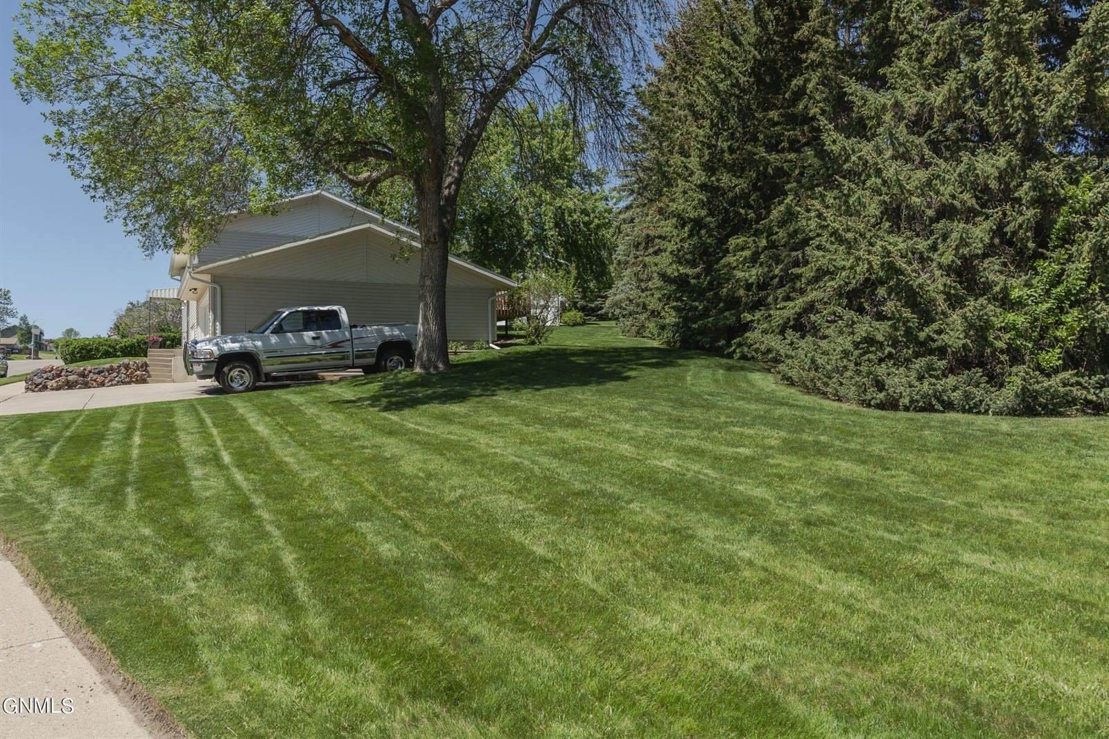 612 Lohstreter Road NW, Mandan, ND 58554