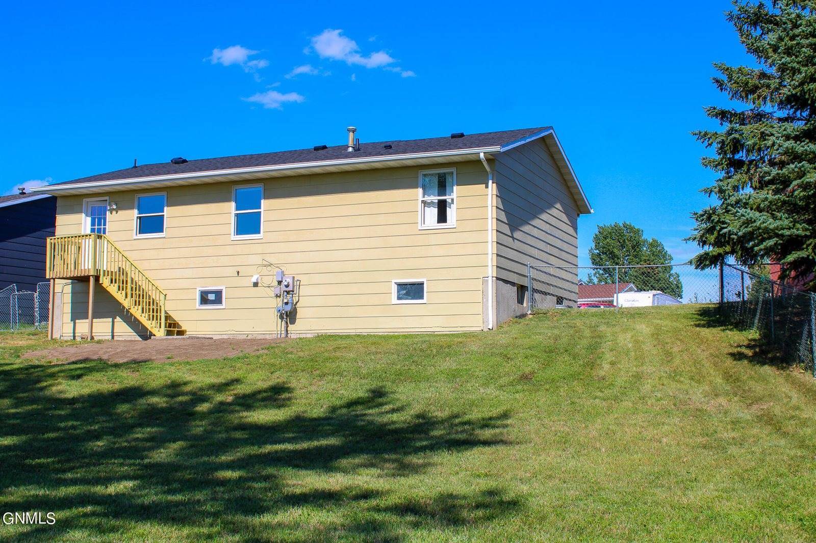 9 Custer Drive, Lincoln, ND 58504