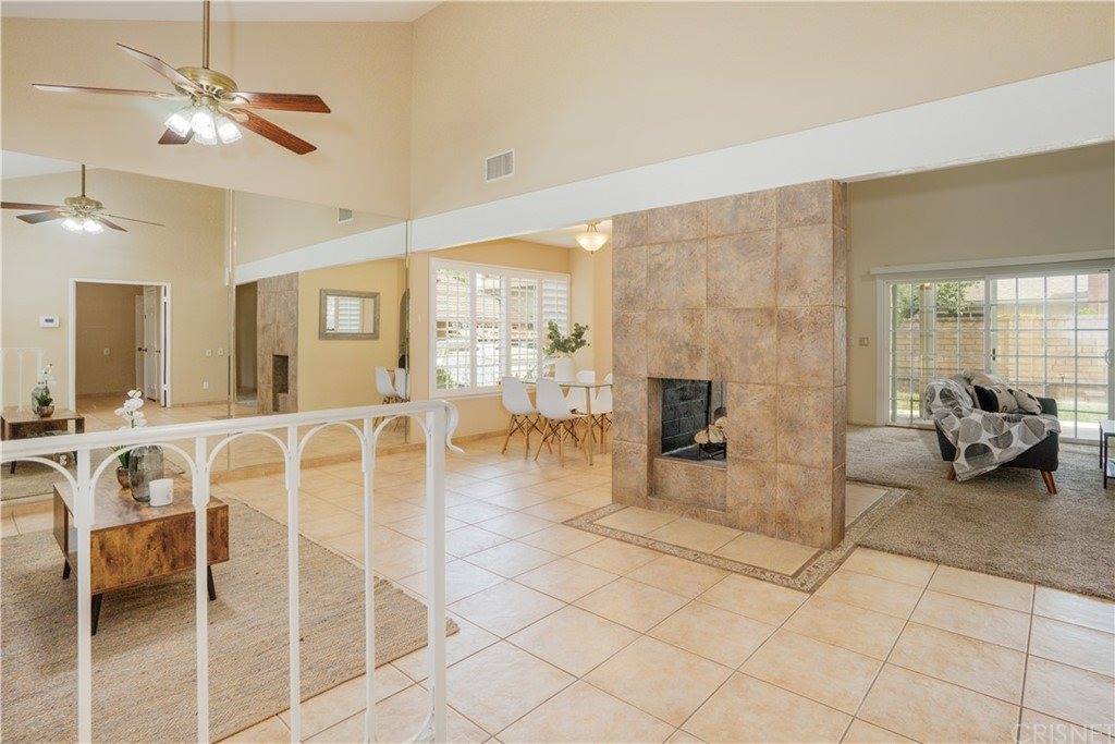 23402 Via Farallon, Valencia, CA 91355