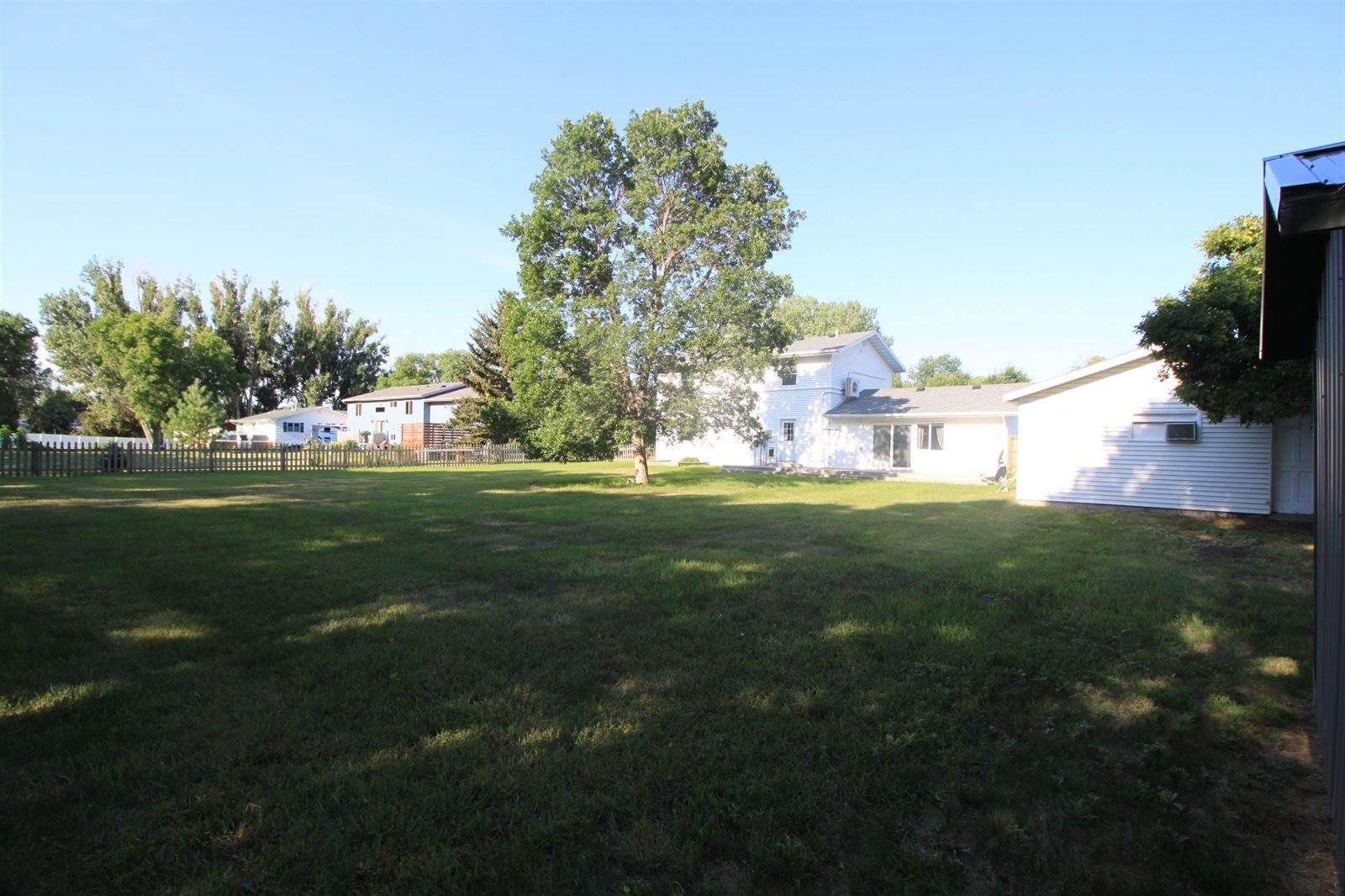 1720 65th St NW, Minot, ND 58703