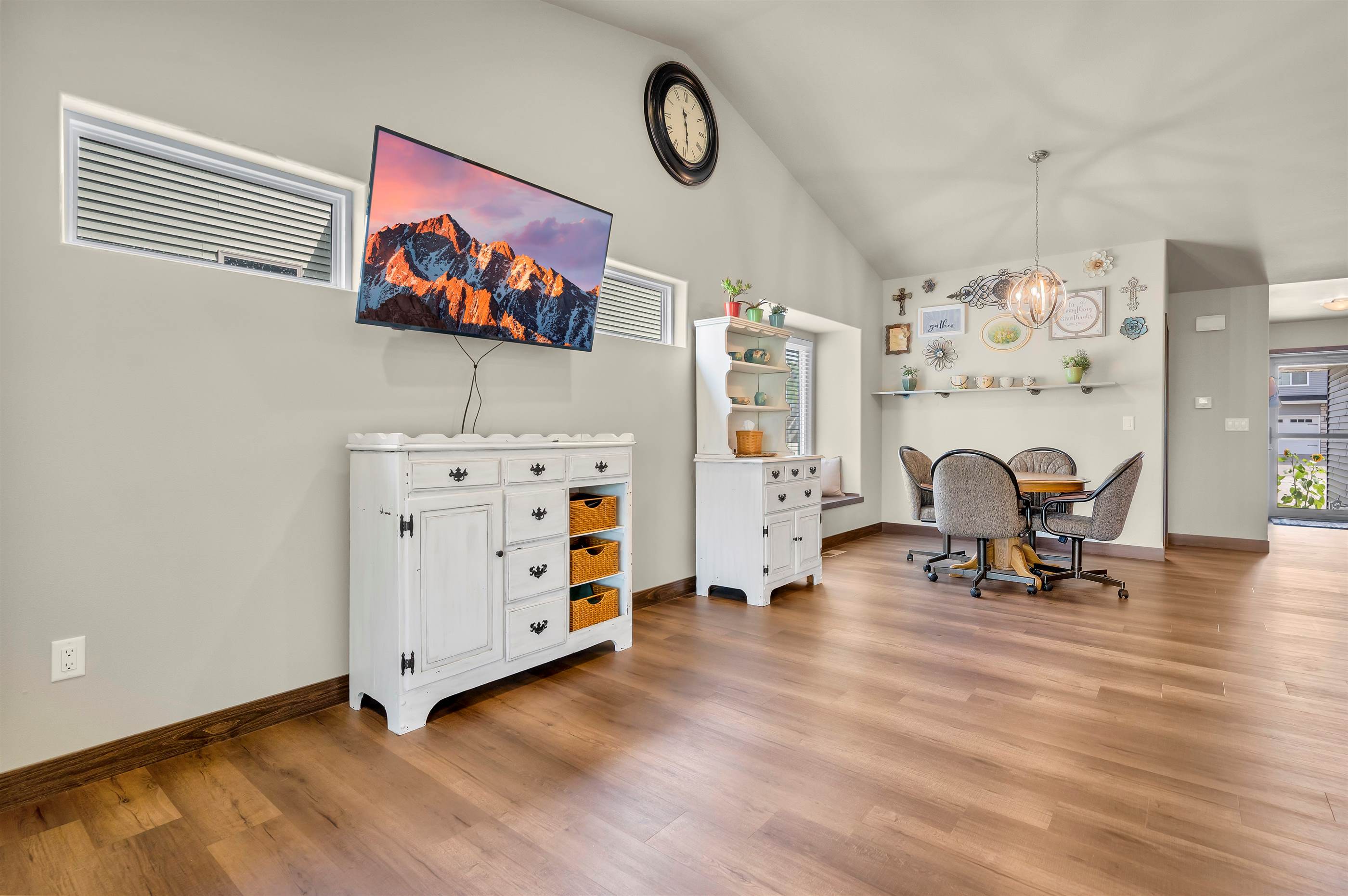 1207 Creekside Dr, Tiffin, IA 52340