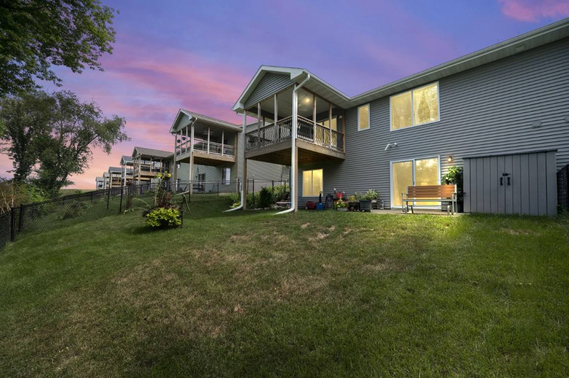 1207 Creekside Dr, Tiffin, IA 52340